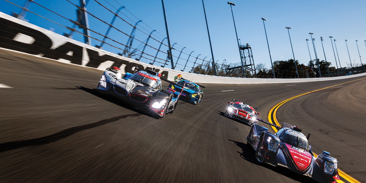 Acompanhamos a insana corrida que dura 24 horas e teve brasileiro como vencedor