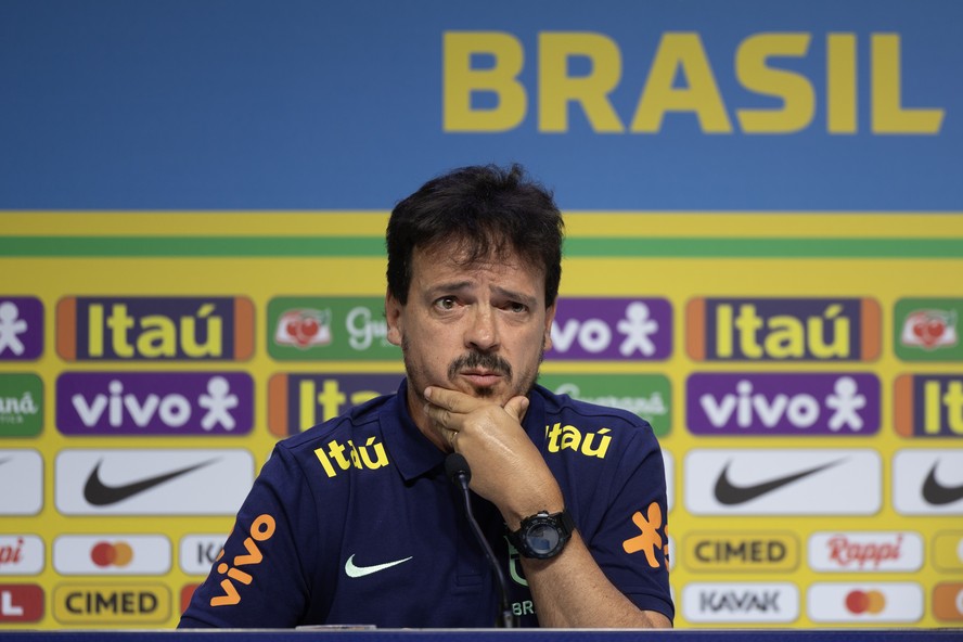 Fernando Diniz convoca Seleção Brasileira com relógio simples de R$ 200