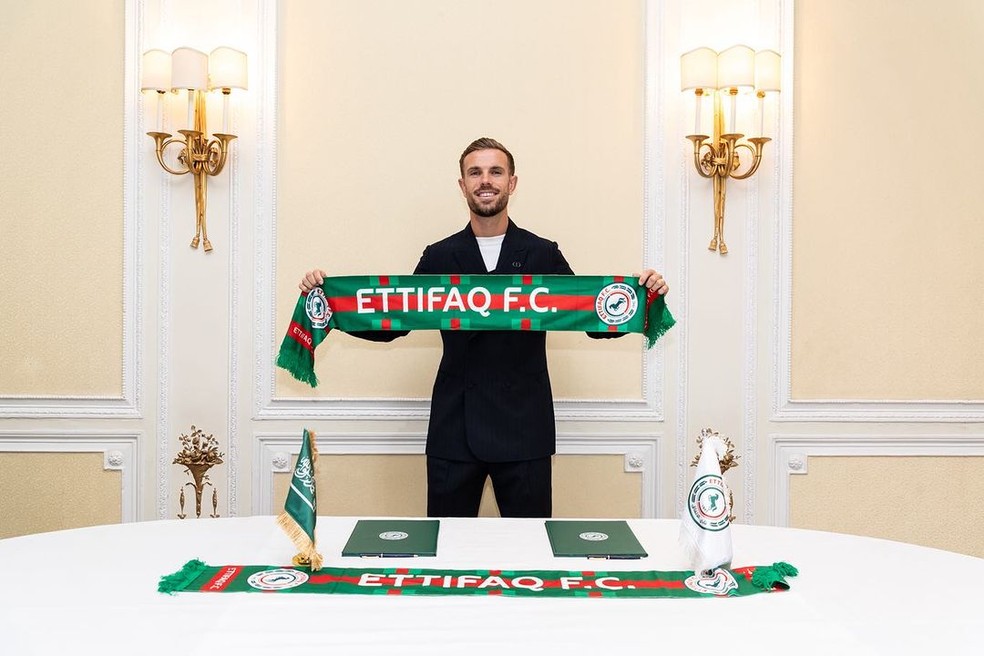 Henderson assina contrato com Ettifaq F.C. — Foto: Reprodução / Instagram
