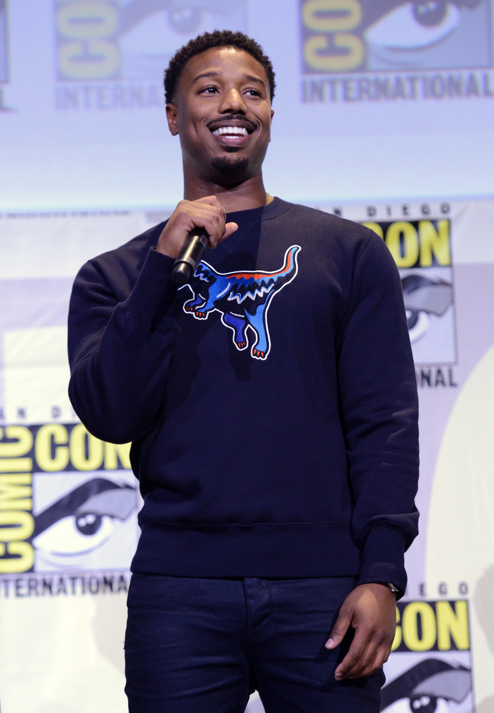 Michael B. Jordan usa moletom estampado na Comic Con de 2016