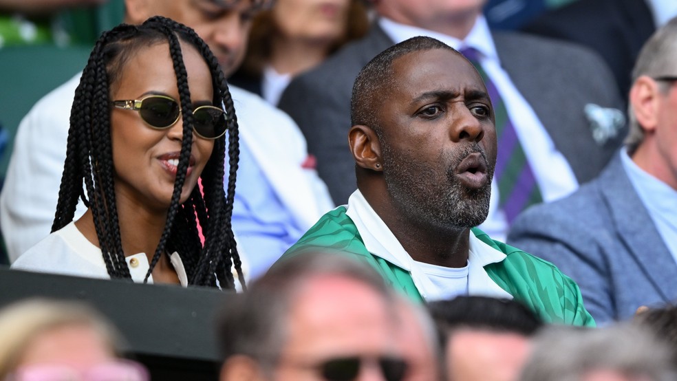 Idris Elba e a esposa Sabrina Dhowre prestigiam a final de Wimbledon — Foto: Getty Images
