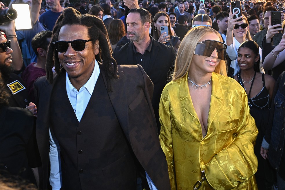 Jay-Z e Beyoncé em desfile da Louiz Vuitton, na estreia de Pharrell Williams — Foto: Stephane Cardinale - Corbis/Corbis via Getty Images