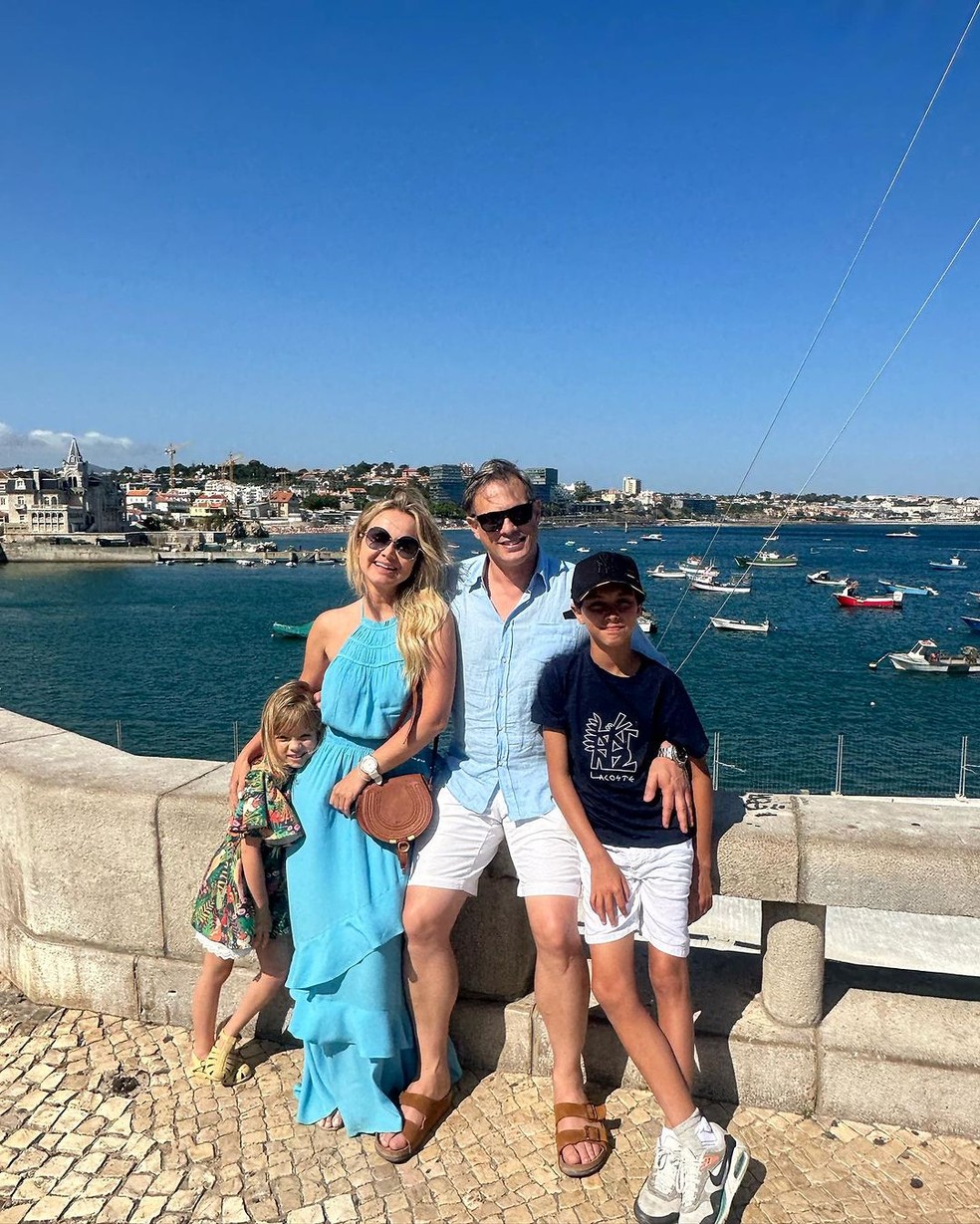 Eliana com os filhos e o marido — Foto: Instagram/Reprodução