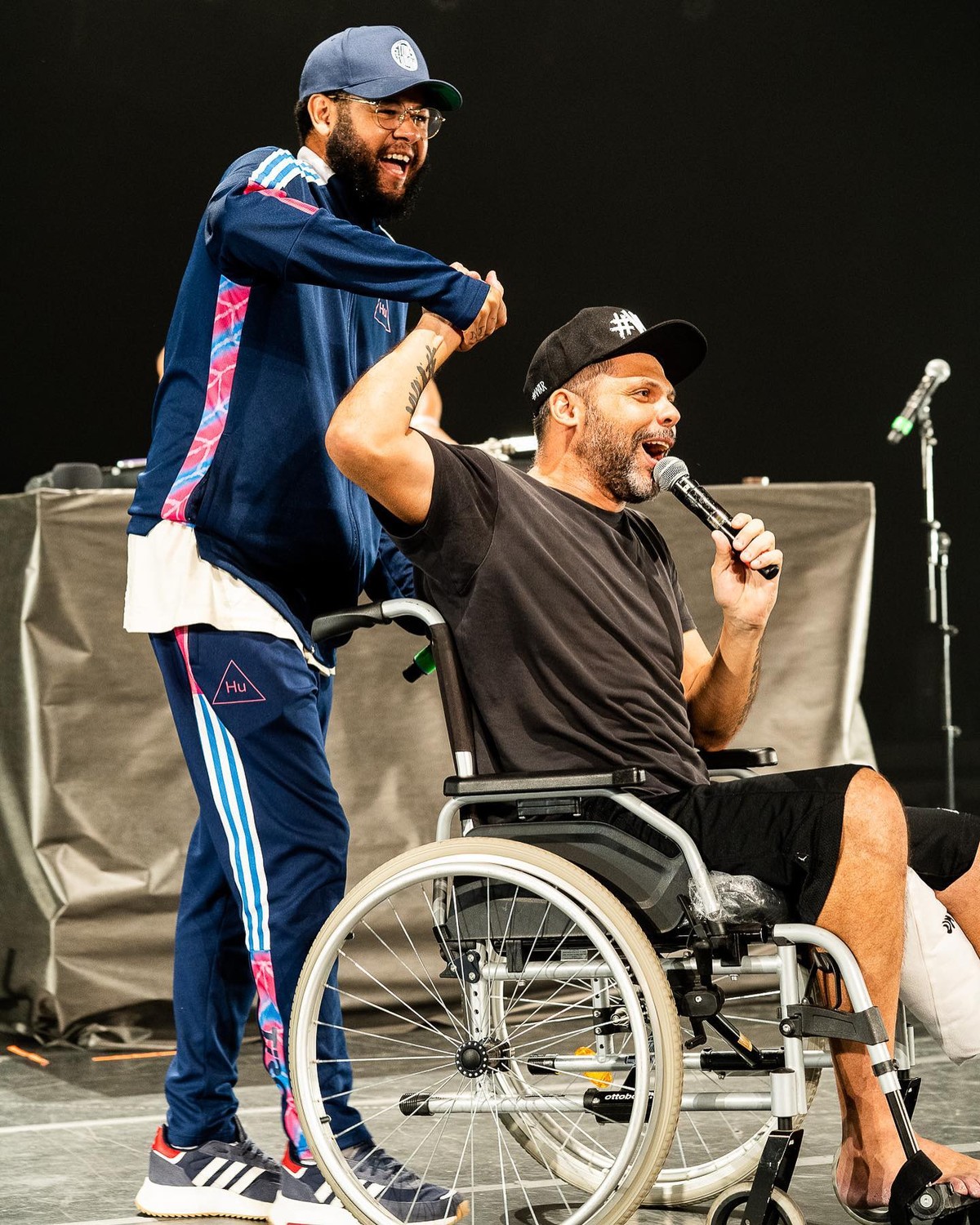 MC Marechal faz show em cadeira de rodas com Emicida em SP