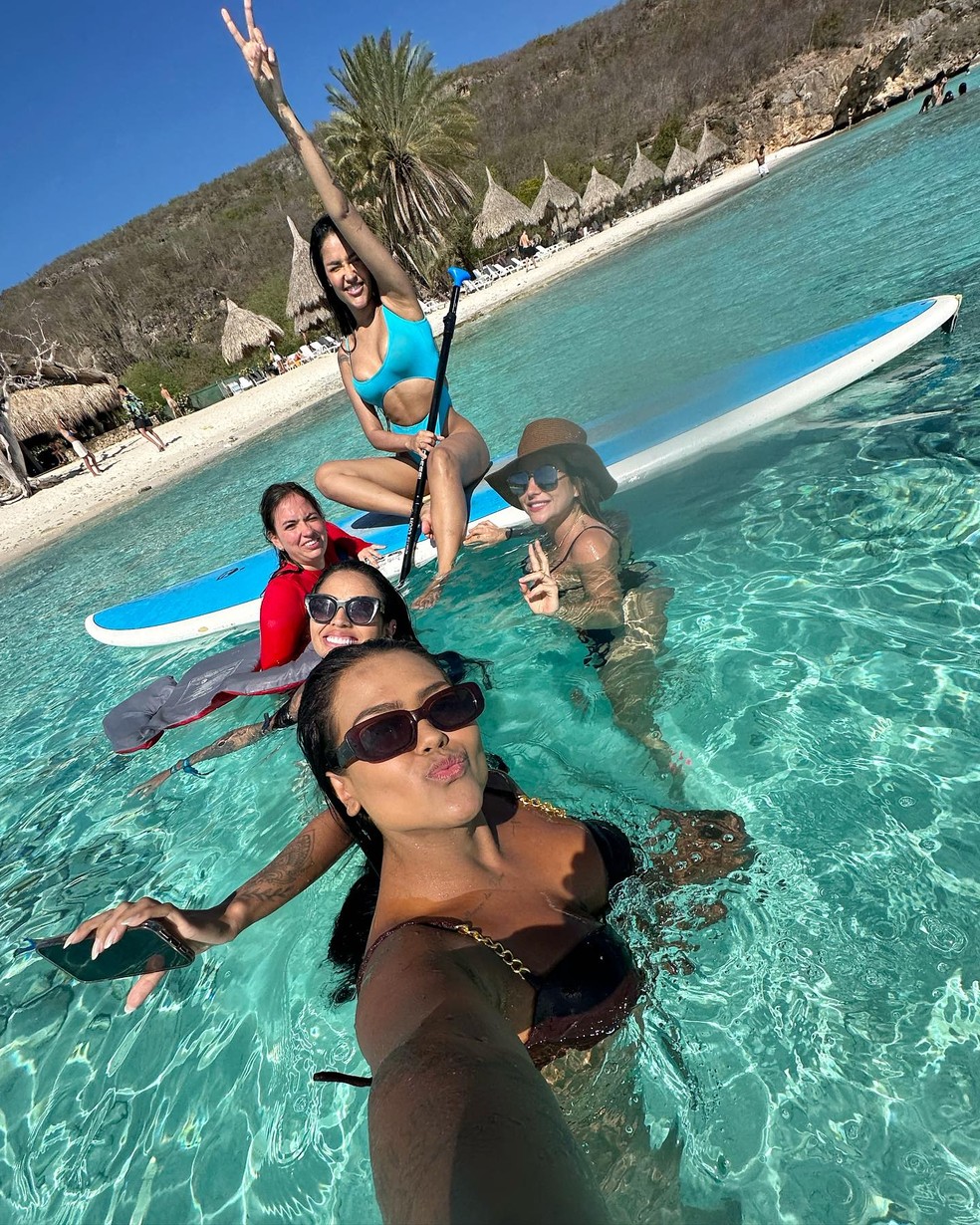 Flay e amigas em praia no Caribe — Foto: Reprodução/Instagram