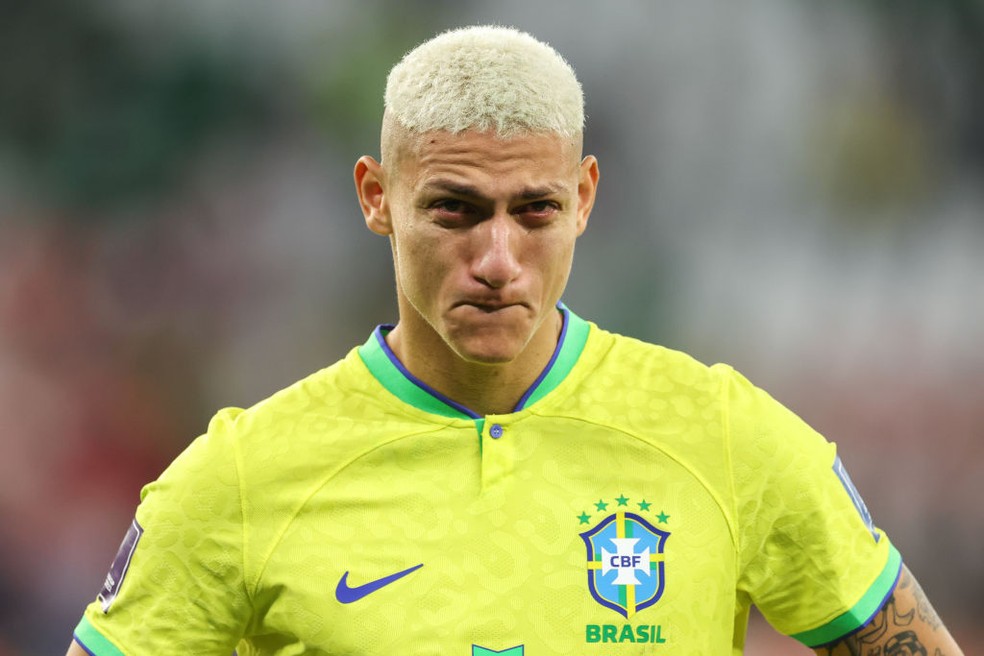 Richarlison chora em campo após Brasil perder nos pênaltis — Foto: Getty Images