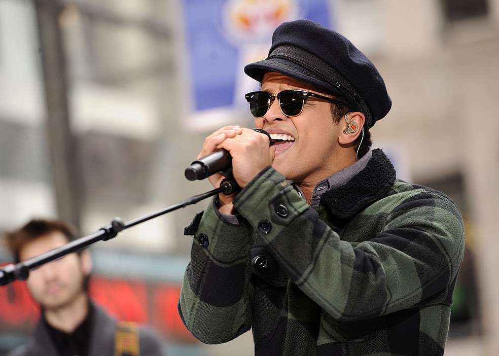 Bruno Mars usando uma boina em apresentação. — Foto: Getty Images