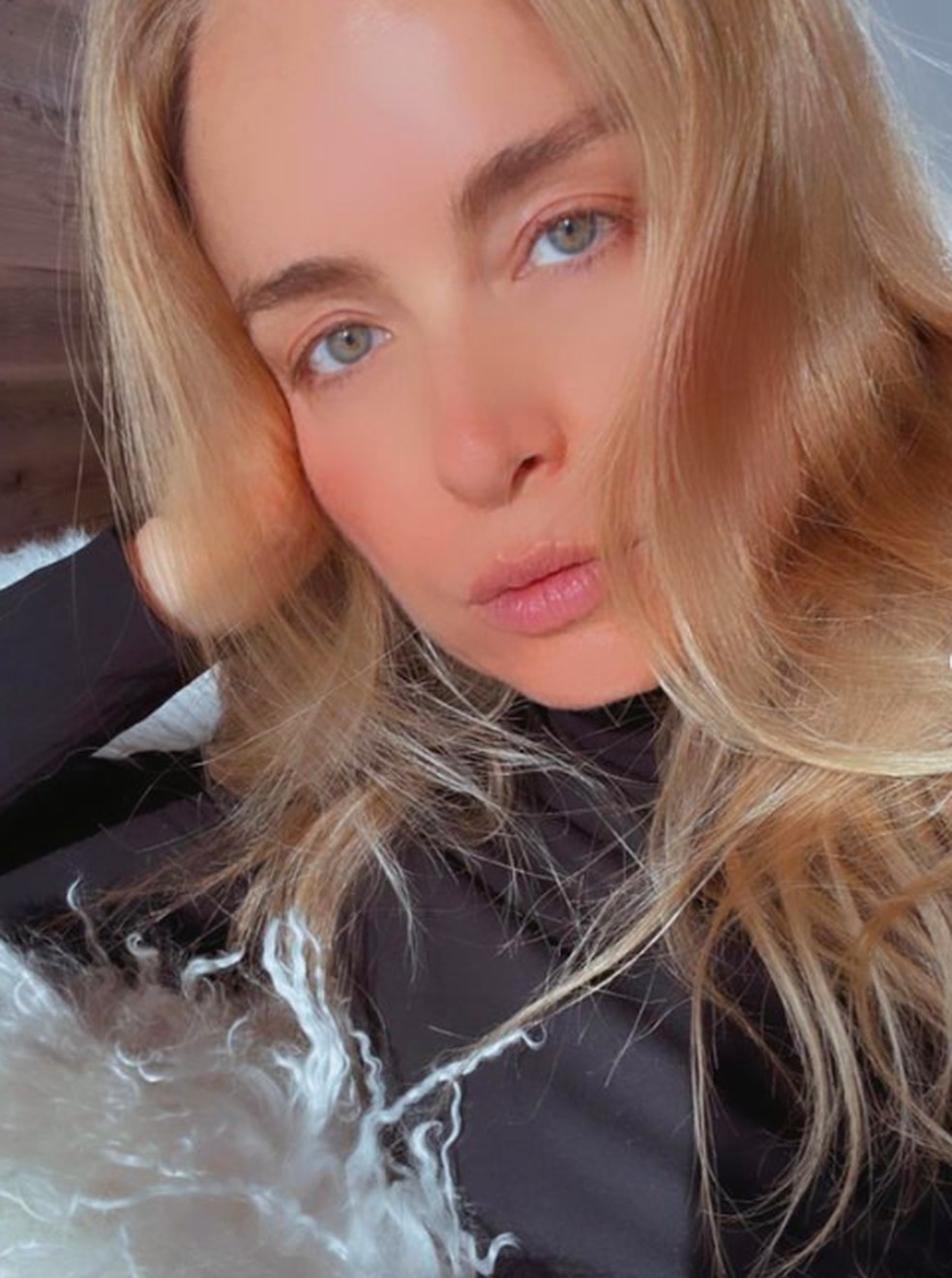 Angélica aproveita 'boa luz' e posta selfies encantadoras nas redes