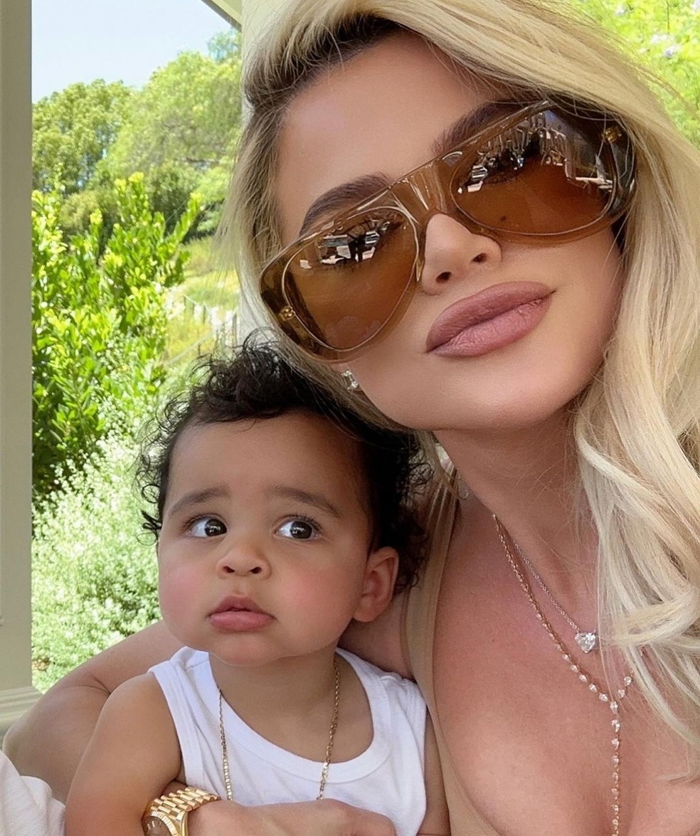 Khlóe Kardashian mostra o rosto do filho caçula, Tatum, pela primeira vez — Foto: Instagram