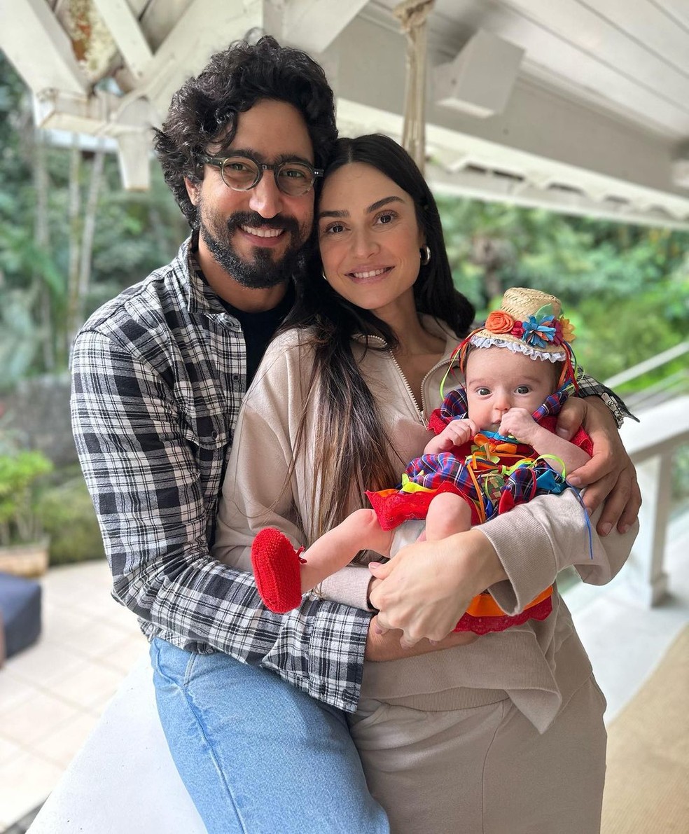 Renato Goés e Thaila Ayala comemorando Dia de São João com a filha Tereza — Foto: Instagram/Reprodução