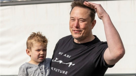 Elon Musk faz rara aparição com filho X Æ A-XII em dia de trabalho