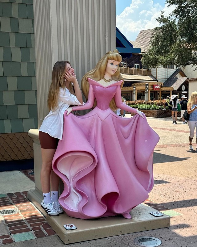 Grávida, Duda Reis Posa Com Princesa Que Inspirou Nome De Sua Filha ...