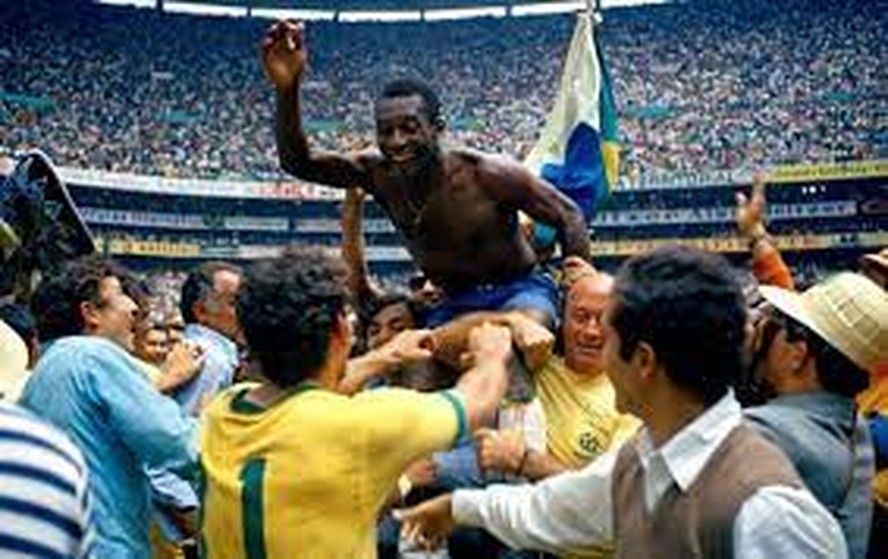 Pelé, o único tricampeão em Copas do Mundo, após vitória sobre a Itália no mundial de 1970