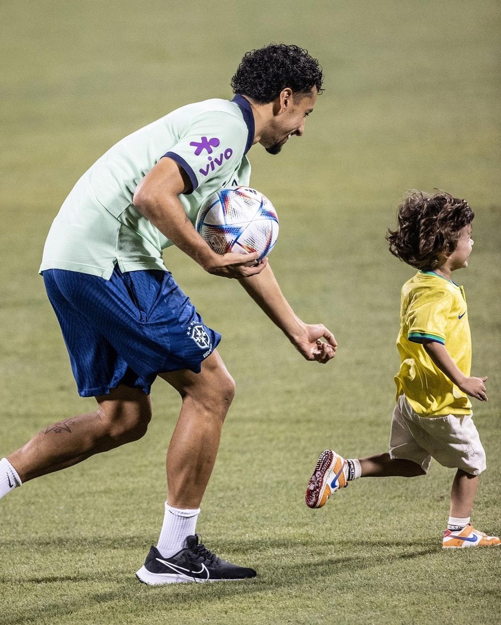 Marquinhos corre atrás do filho Enrico nos gramados de treino da seleção brasileira — Foto: Reprodução/Instagram