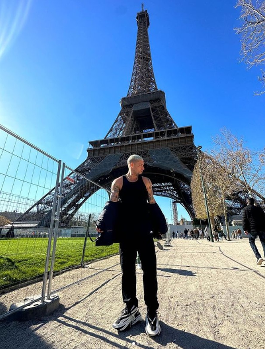 Em Paris, Filipe Ret se emocionou ao conhecer a Torre Eiffel.