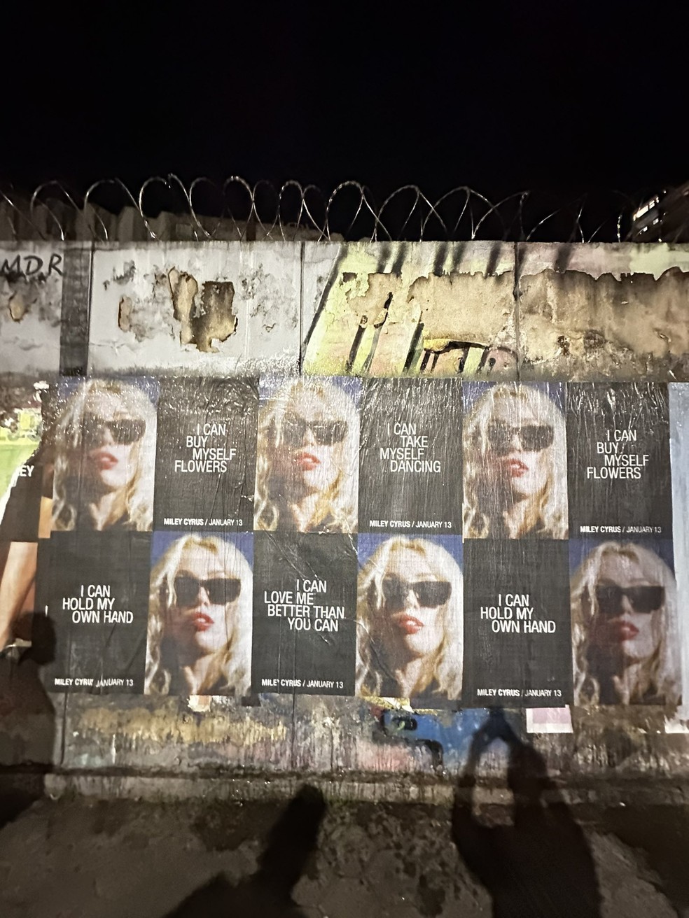 Cartaz de divulgação de Miley Cyrus expostos no centro da cidade do Rio de Janeiro — Foto: Twitter/Reprodução