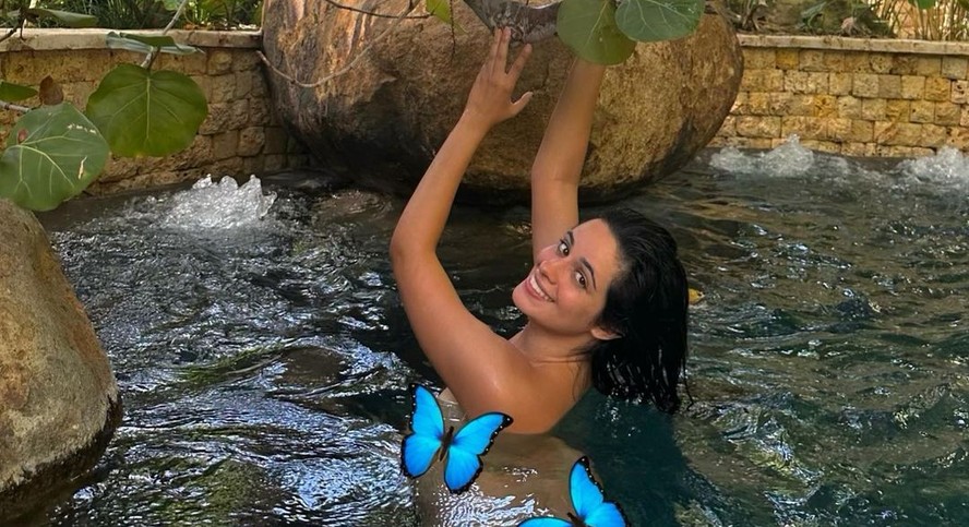 Camila Cabello faz topless em cachoeira paradísiaca