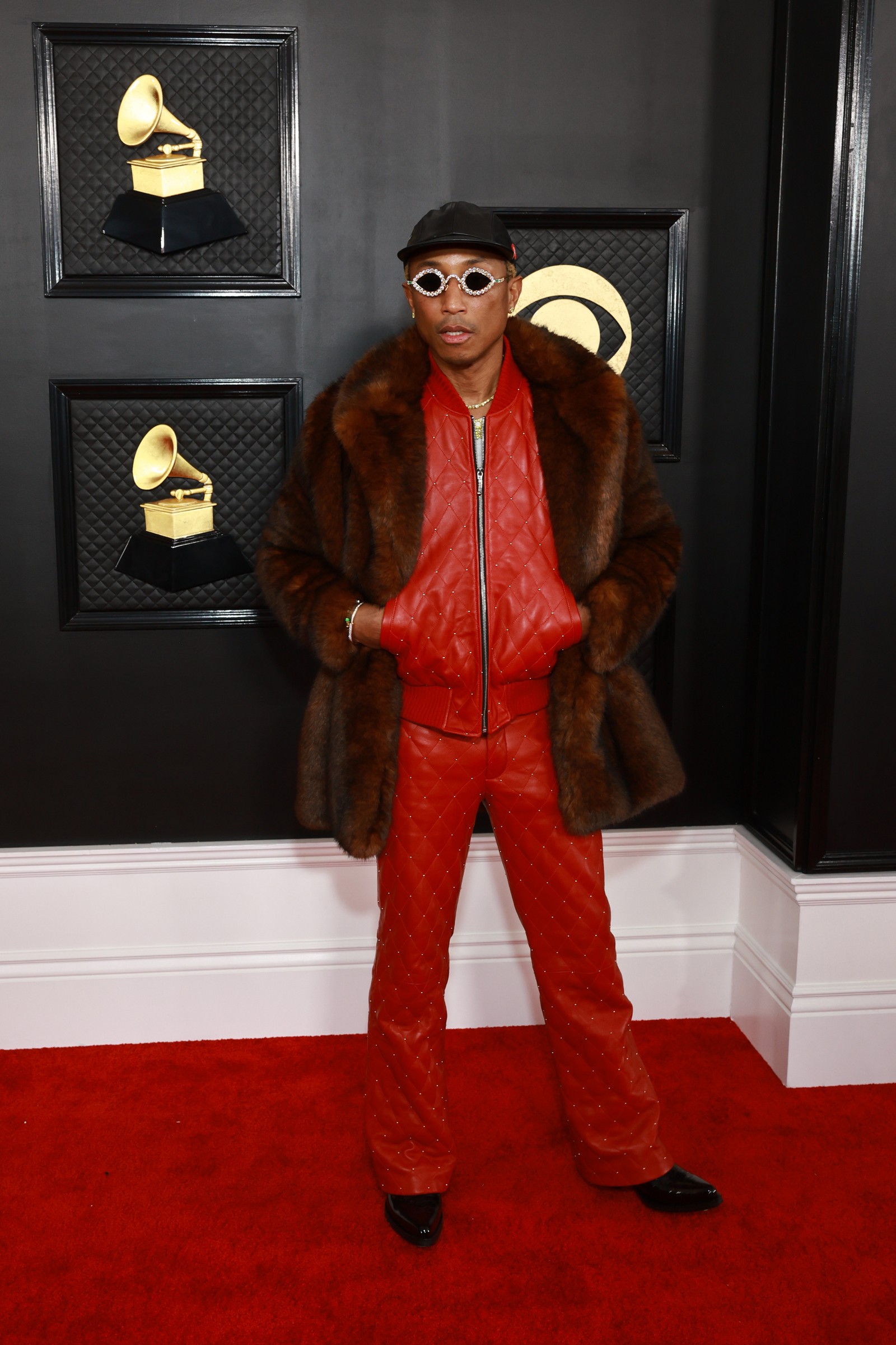 Pharrell Williams ousa com casaco peludo e couro vermelho no Grammy 2023 — Foto: Matt Winkelmeyer/Getty Images for The Recording Academy