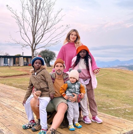 Giovanna Ewbank, Bruno Gagliasso, Titi, Bless e Zyan  no Rancho da Montanha Foto: Instagram