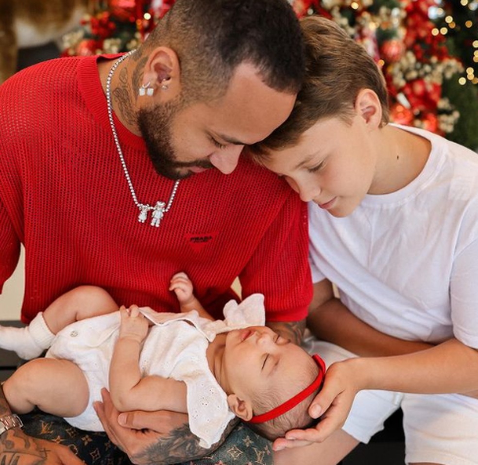 Neymar Jr. e os filhos, Mavie e Davi — Foto: Instagram