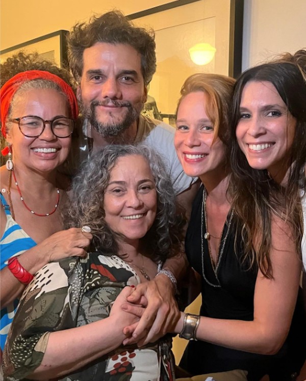 Mariana Ximenes derrete corações ao mostrar sua linda família: ''Que  alegria! Todos unidos!'' em 2023