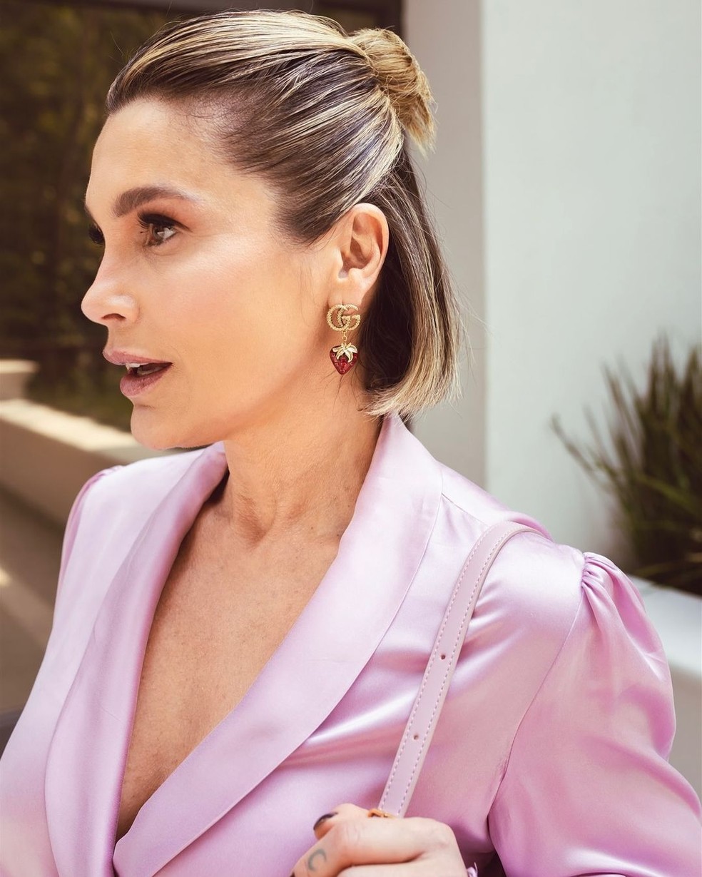 Flávia Alessandra posa com look avaliado em R$ 46 mil