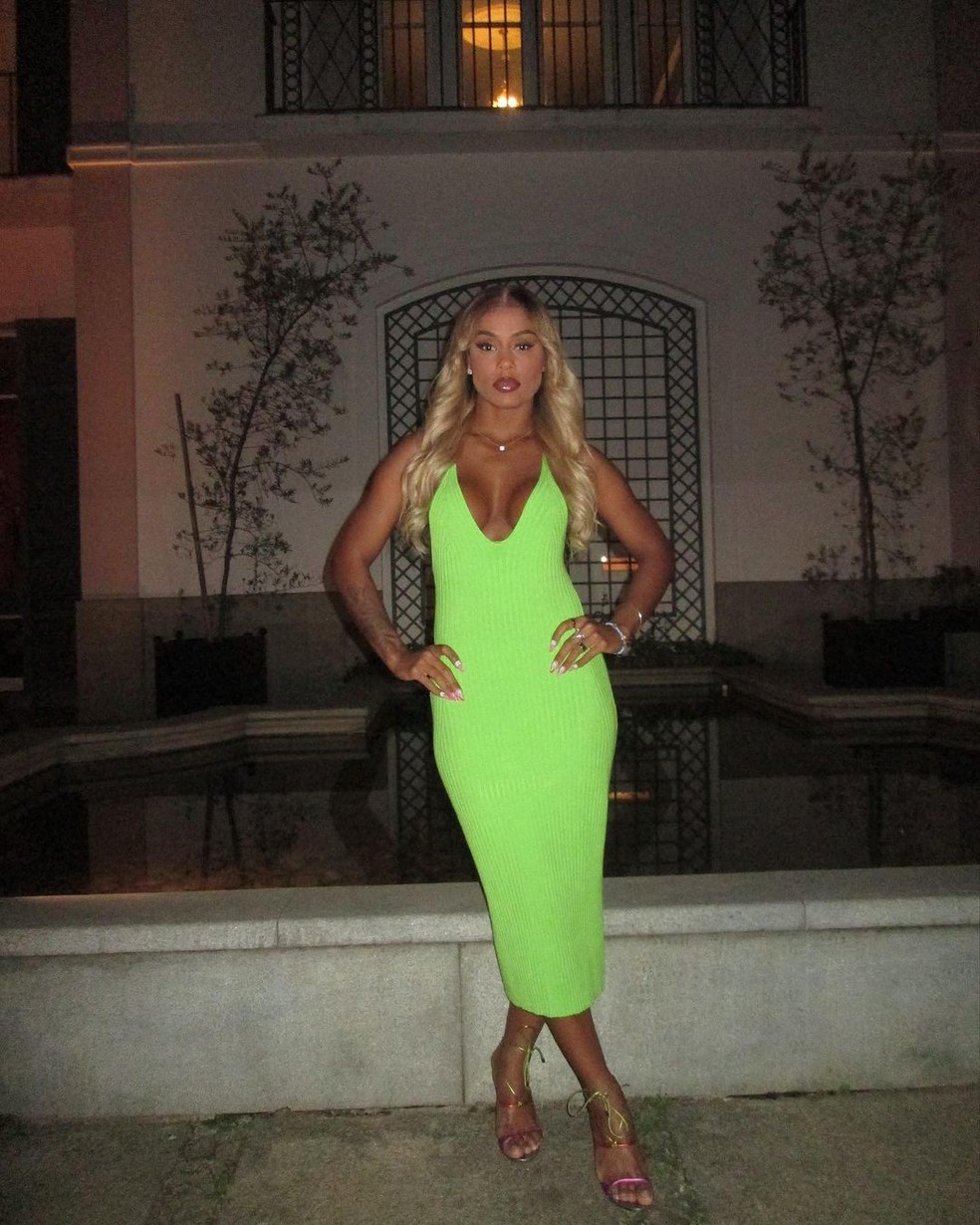 Rebecca posa com vestido verde-limão — Foto: Reprodução/Instagram