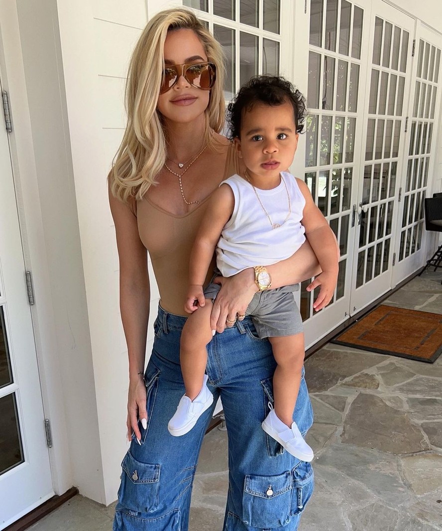 Khlóe Kardashian mostra o rosto do filho caçula, Tatum, pela primeira vez