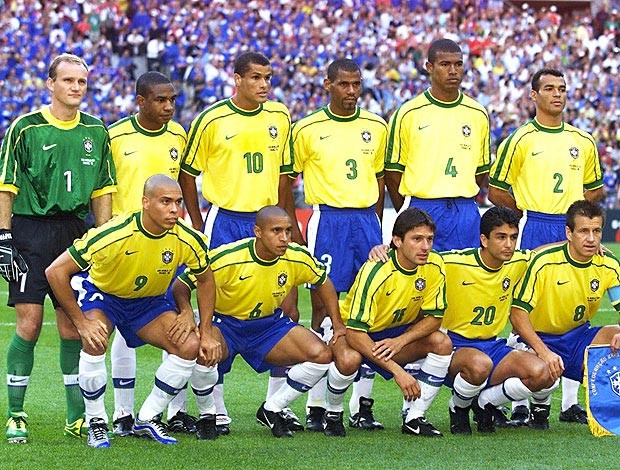 1998: No mundial de 98, a camiseta titular passou a ser fornecida pela Nike, com gola redonda, escudo em tamanho reduzido e faixas verdes nos ombros. No peito, quatro estrelas surgiram para representar o Tetra. Foto: AFP