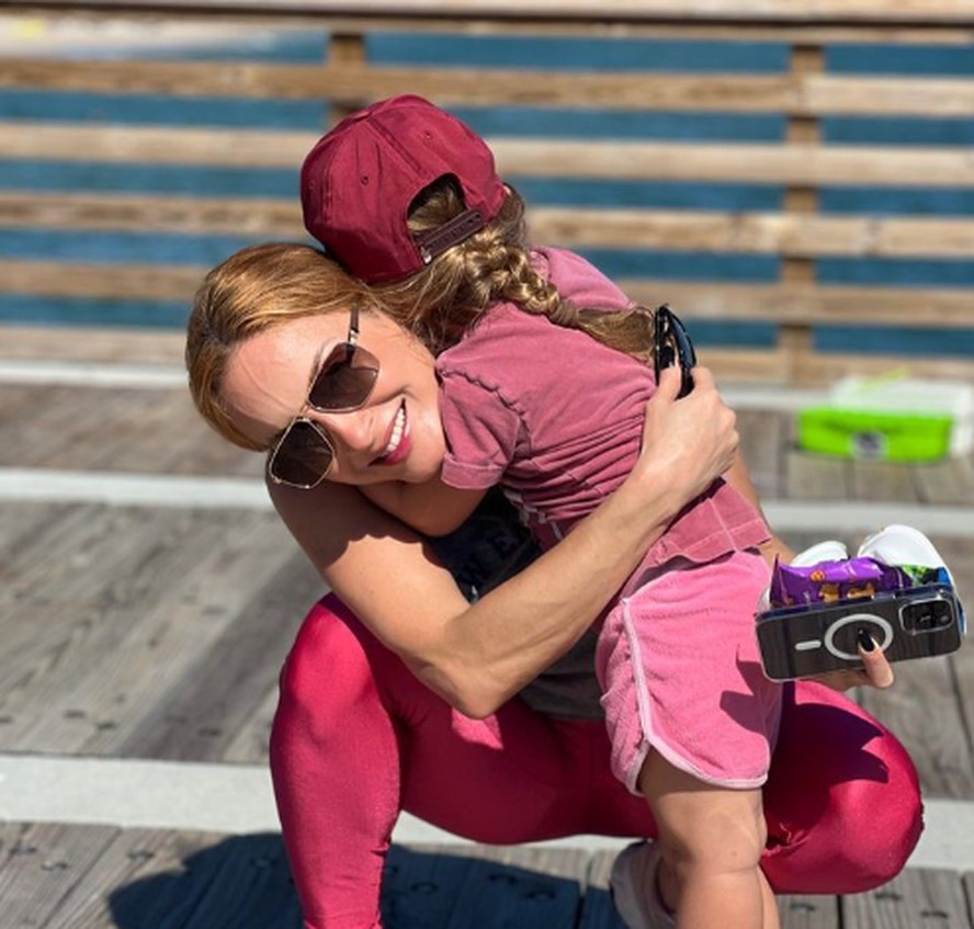 Claudia Leitte posa abraçada com a filha, Bela