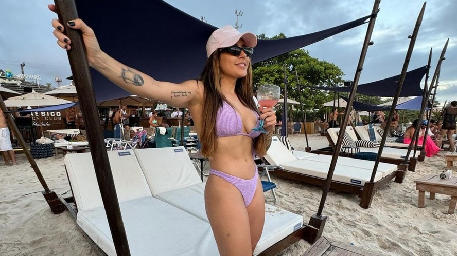 Solteira, Lauana Prado posta foto de biquíni e dá show de beleza: 'Com