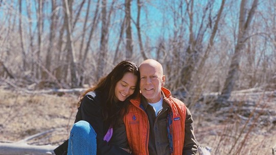 Esposa de Bruce Willis sobre falar de demência com as filhas: "Não quero que haja estigma ou vergonha"