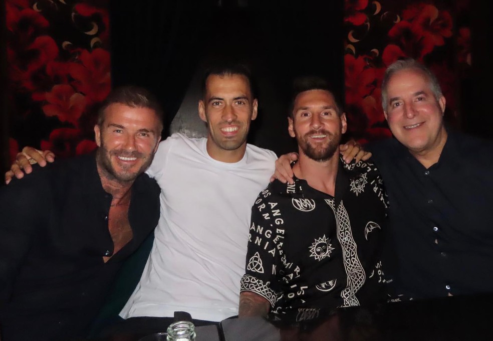 David Beckham, Busquets, Messi e Jorge Mas (esq. a dir.) no jantar em Miami — Foto: Reprodução/Instagram