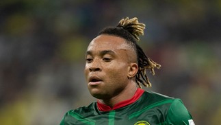 Pierre Kunde, de Camarões, durante partida contra o Brasil  — Foto: Visionhaus/Getty Images