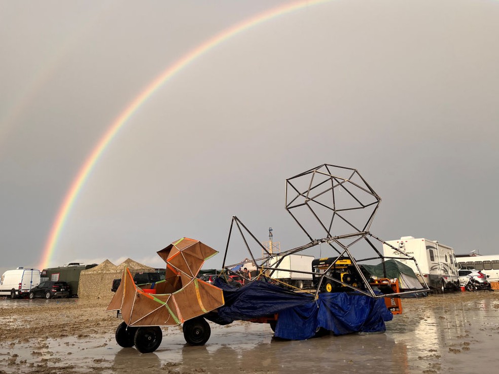 Arco-íris foi visto no domingo (4) sobre as estruturas do festival — Foto: Getty Images