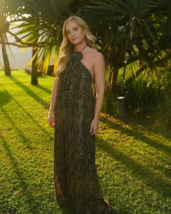 Angélica posa ao ar livre no fim de tarde e recebe elogios: 