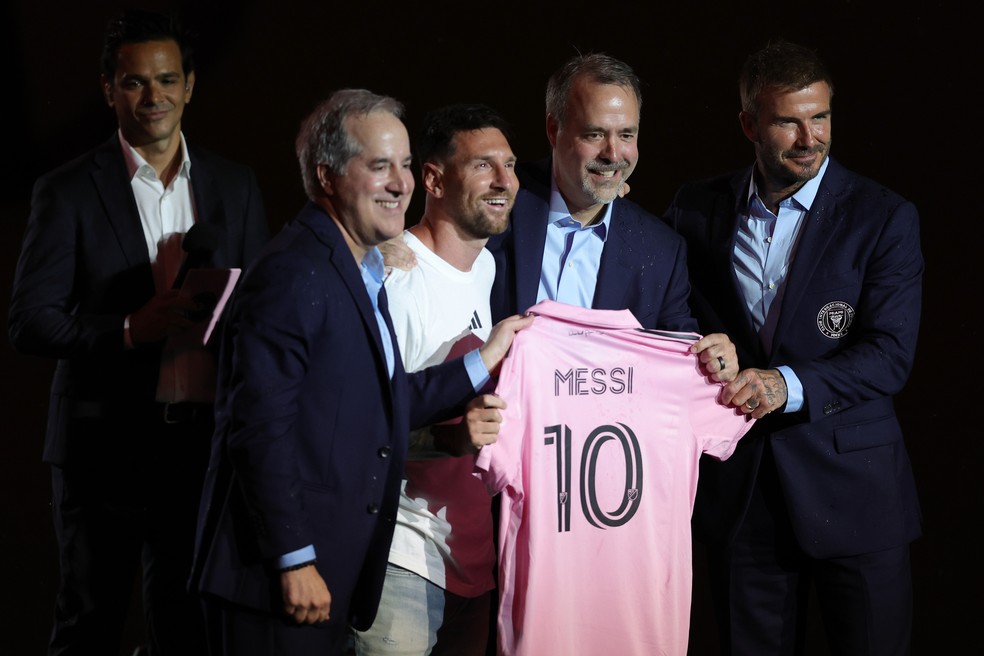 Ao lado de Jorge Mas, Jose Mas, e David Beckham, Messi é apresentado à torcida do Inter Miami com a camisa 10 — Foto: Getty Images