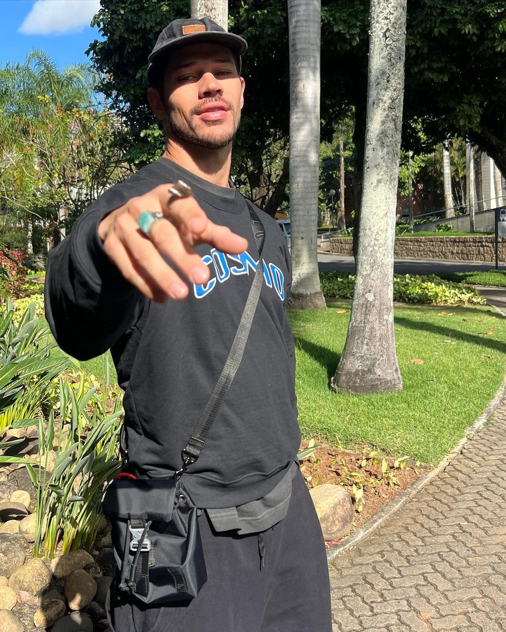 José Loreto 'segurando' borboleta no dedo — Foto: Instagram/Reprodução