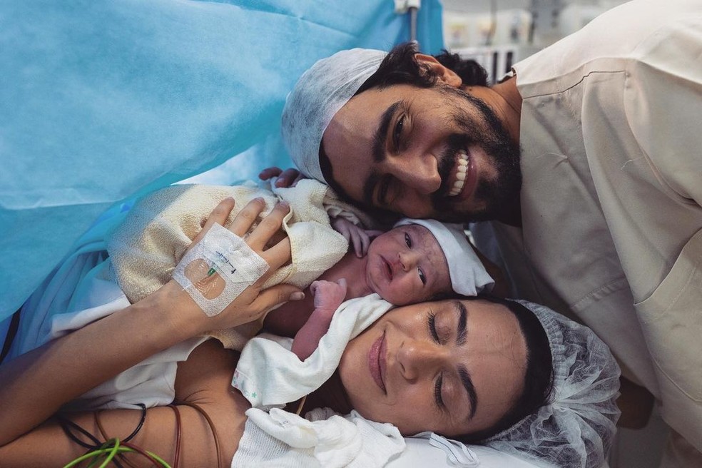 Thaila Ayala e Renato Góes no parto da Tereza — Foto: Reprodução/Instagram
