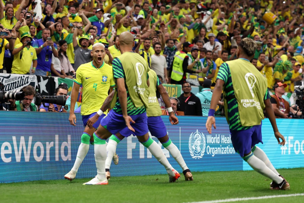 Richarlison comemora primeito gol com colegas da Seleção Brasileira — Foto: Hector Vivas - FIFA/FIFA via Getty Images