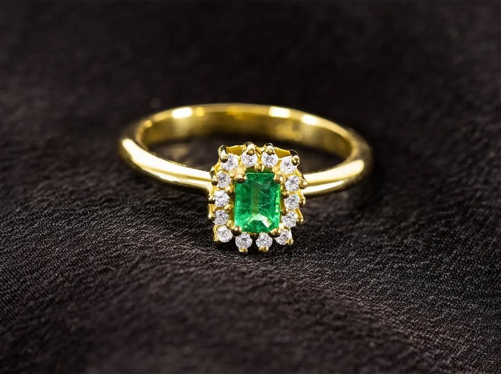 O último anúncio de venda da Esfel no Brasil: um anel de diamantes e esmeraldas — Foto: Reprodução/Instagram