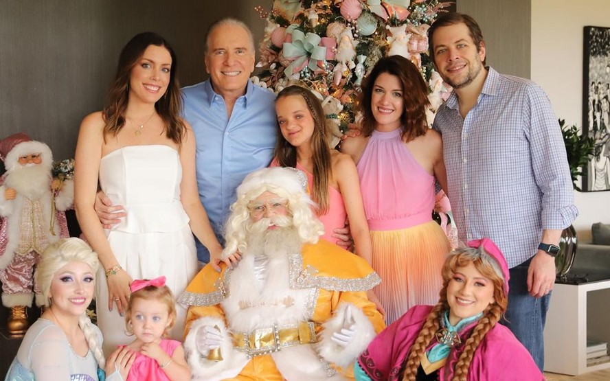 Da esquerda para a direita: Fabiana, Rafaella, Luiza e Ricardo; abaixo, a caçula, Vicky, posa com o Papai Noel e princesas da Disney