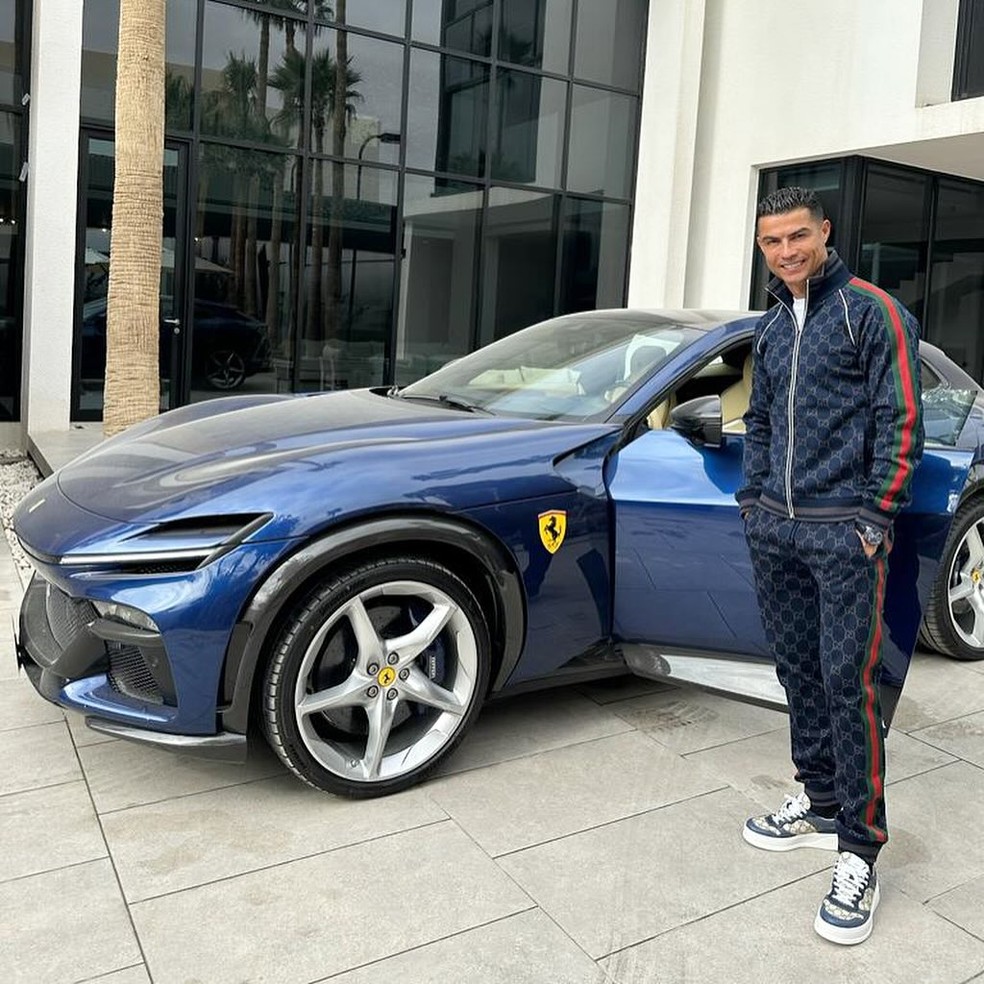 Cristiano Ronaldo ao lado de sua Ferrari Purossangue  Foto: Reproduo / Instagram