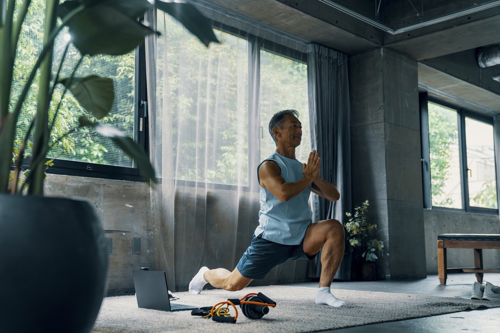 Homem praticando yoga — Foto: Getty Images