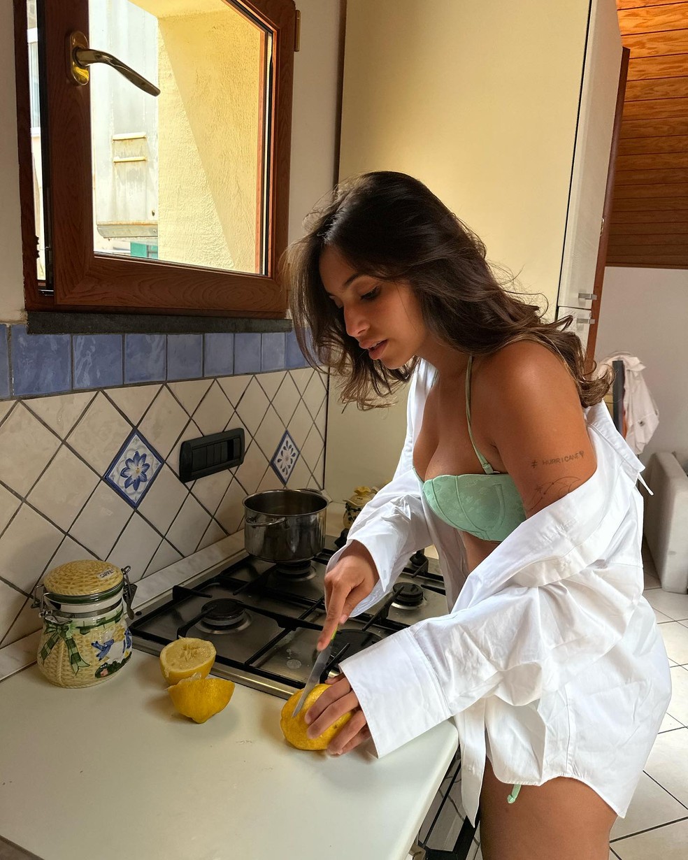 Vanessa Lopes na cozinha em clique no Instagram — Foto: Reprodução/Instagram