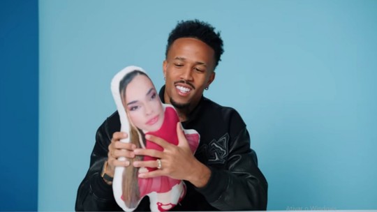 Fora da Copa, Militão revela que dorme com almofada no formato da mulher quando está longe dela: "Dou uns beijos" Fora da Copa, Militão revela que dorme com almofada no formato da mulher quando está longe dela: "Dou uns beijos"