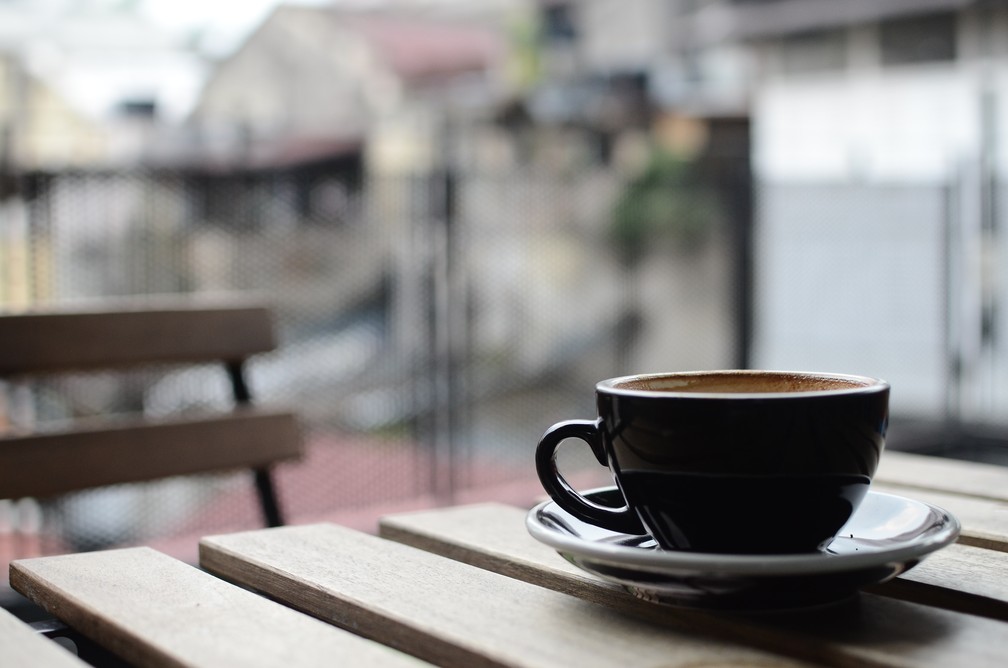 Que tal ter um cantinho para momentos especiais com café na sua casa? — Foto: Crédito: Karl Chor em Unsplash