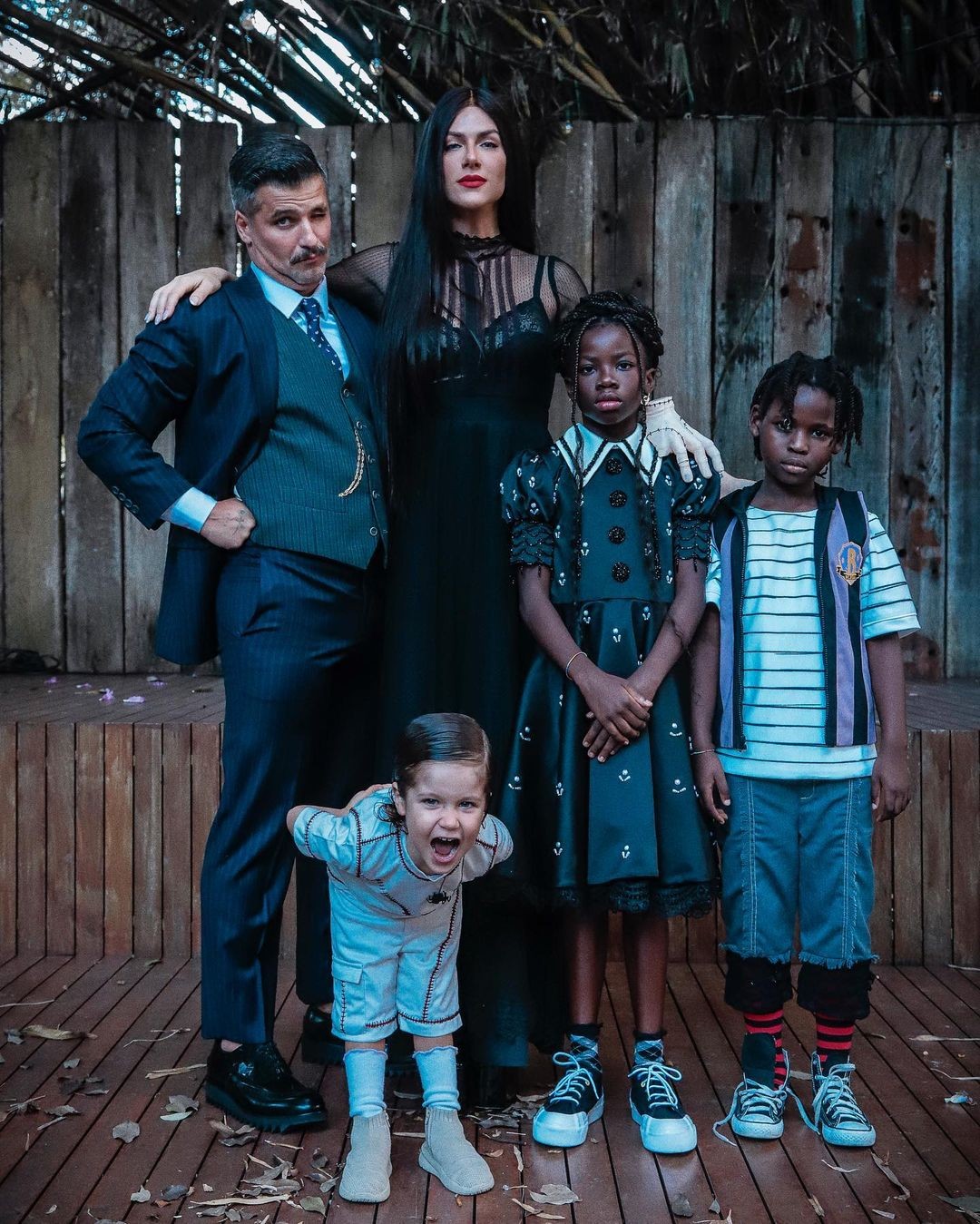 Gio Ewbank e Bruno Gagliasso se fantansiam de Família Adams com os filhos — Foto: Alex Santana/Reprodução
