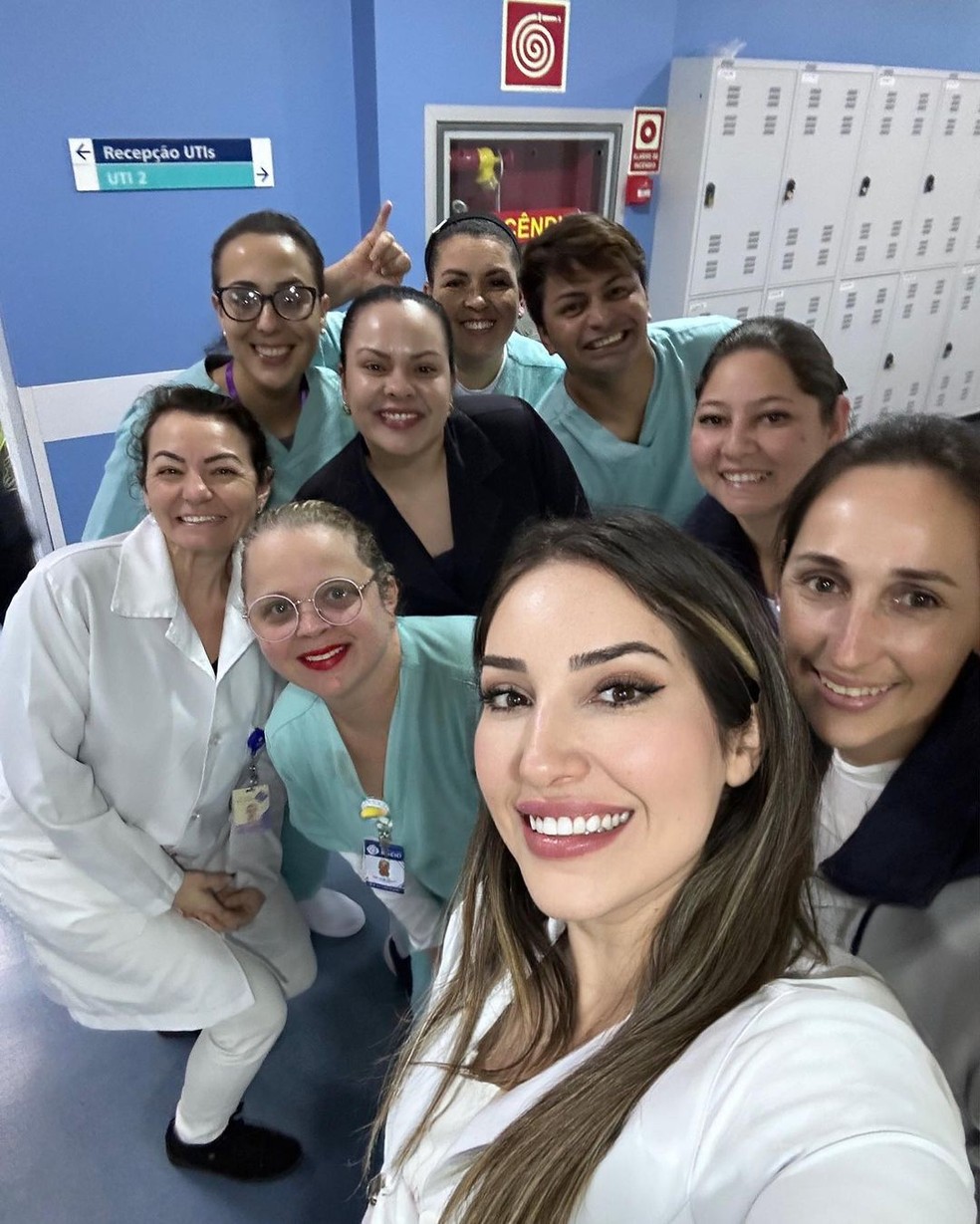 Amanda Meirelles e companheiros de trabalho no antigo hospital onde ex-BBB atuava — Foto: Reprodução/Instagram