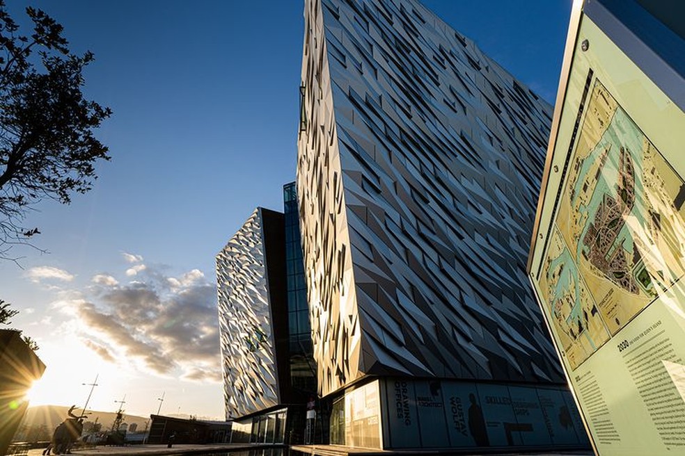 O Titanic Belfast reconstrói a história do famoso navio — Foto: Reprodução / Instagram